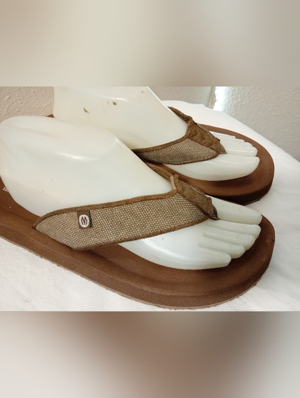Men's Minnetonka Brown Fabric Flip Flop Sandals sz 9 - Picture 2 of 6